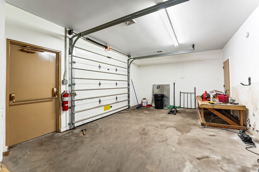 More Photos Of 935 Chestnut St, Gap Showroom For Sale