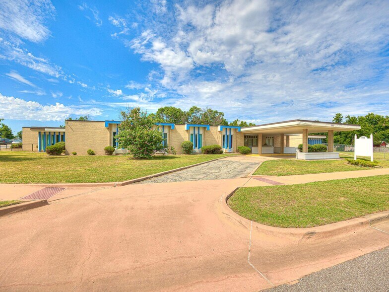 Primary Photo Of 901 NW 25th St, Oklahoma City Healthcare For Sale