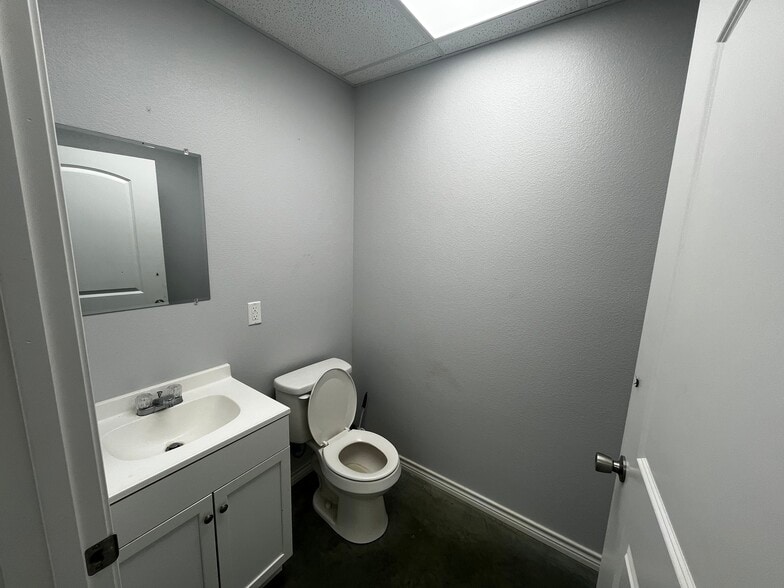 More Photos Of 4612 County Road 128, Midland Industrial For Lease