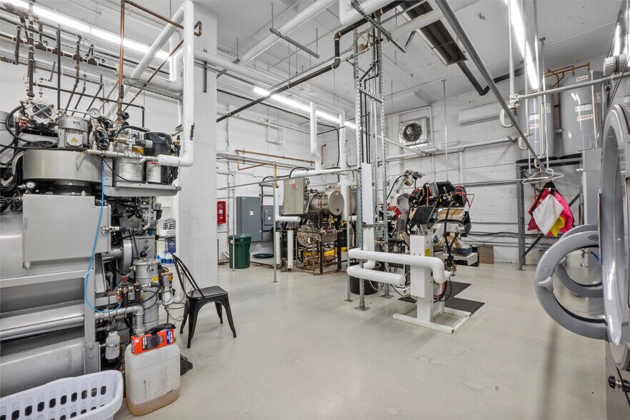 More Photos Of 2425-2455 Rue Desautels, Montréal Flex For Lease