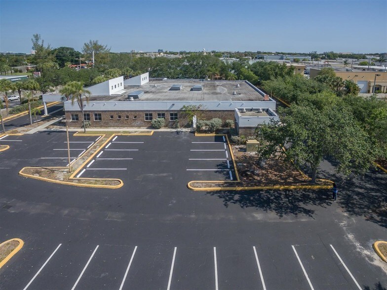 More Photos Of 4650 N Dixie Hwy, Oakland Park Medical For Lease