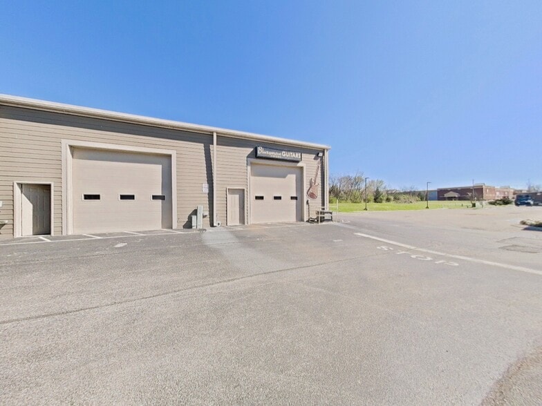 More Photos Of 4922 Port Royal Rd, Spring Hill Showroom For Lease