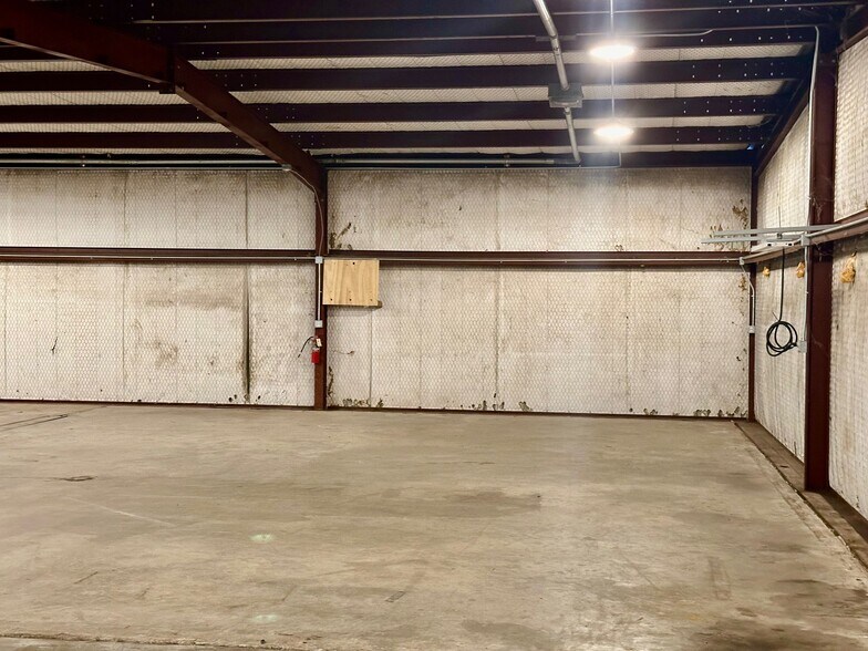 More Photos Of 210 Gravel St, Seguin Warehouse For Lease