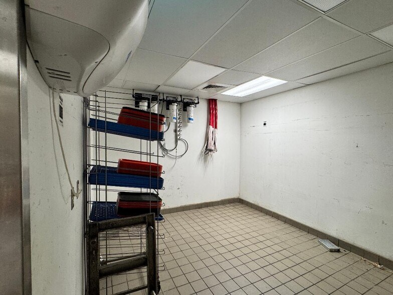 More Photos Of 227 E McGalliard Rd, Muncie Fast Food For Lease