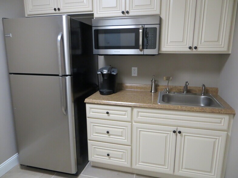 More Photos Of 18 Kings Hwy, Middletown Office For Sale