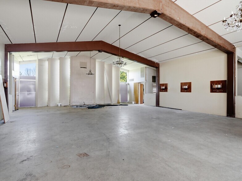 More Photos Of 1801 Johnston Dr, Manitowoc Warehouse For Sale