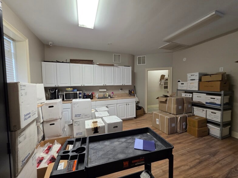 More Photos Of 2050 Old Bailey Rd, Ridgeland Showroom For Lease