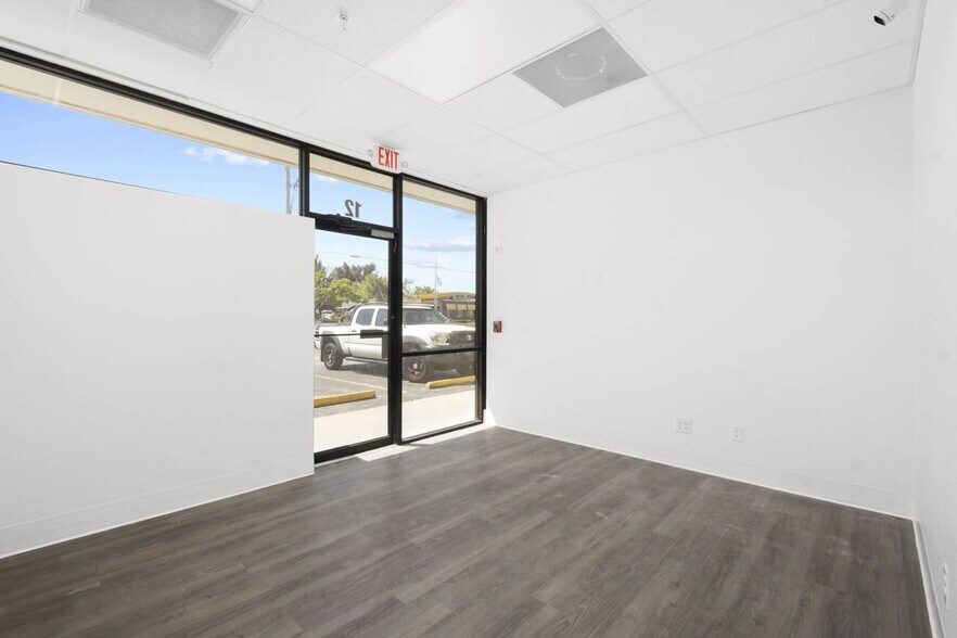 More Photos Of 3801 Bee Ridge Rd, Sarasota Storefront For Lease