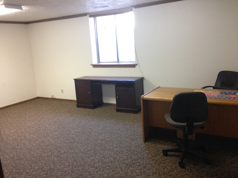 More Photos Of 200 W Parrish Ln, Centerville Office For Lease