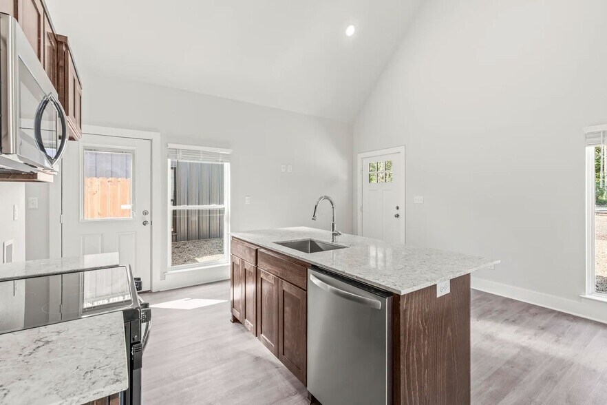 More Photos Of 20048 County Road 4118 Rd, Lindale Apartments For Sale