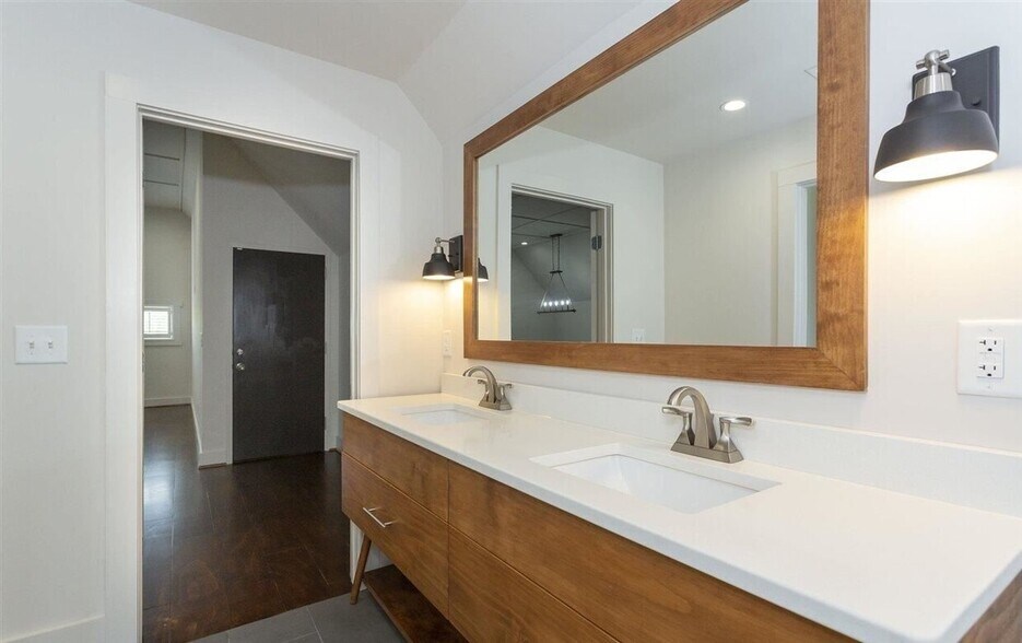 More Photos Of 911 Creekside Ct, Helena Storefront Retail Residential For Sale