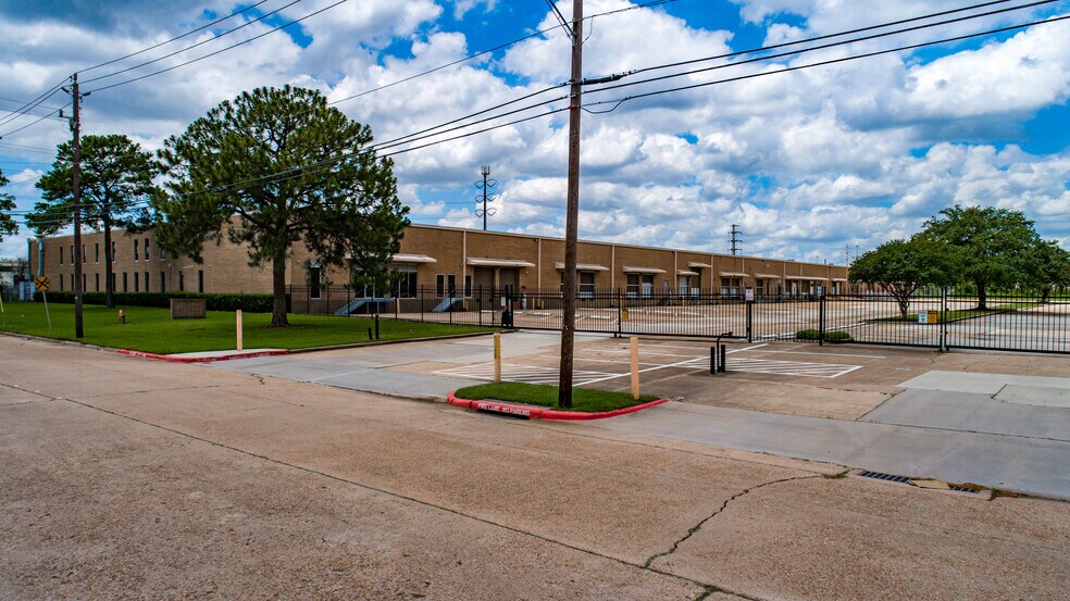 More Photos Of 1401-1431 Greengrass Dr, Houston Warehouse For Lease