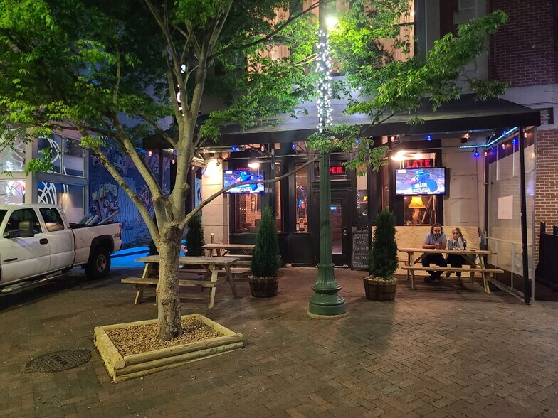 More Photos Of 95 S Main St, Memphis Storefront Retail Office For Lease
