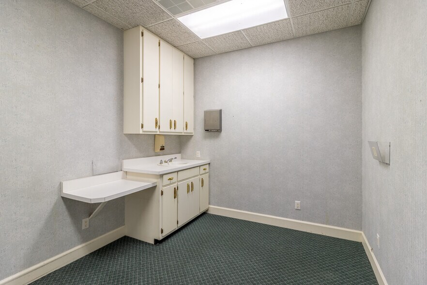 More Photos Of 1421 Ross Dr, Dalton Office For Sale