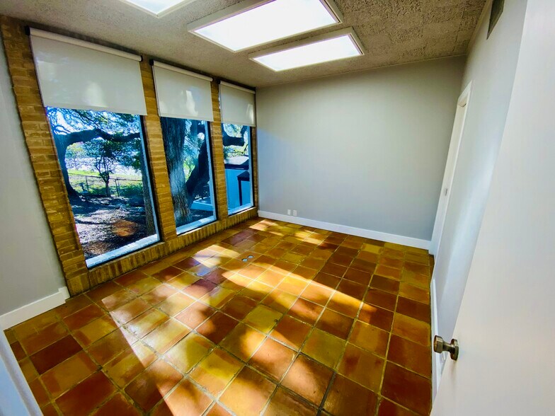 More Photos Of 1176 Business 35, New Braunfels Office For Sale