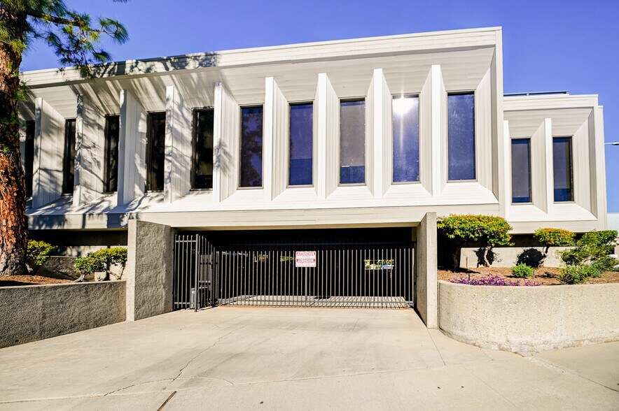 More Photos Of 10841 Paramount Blvd, Downey Office For Lease