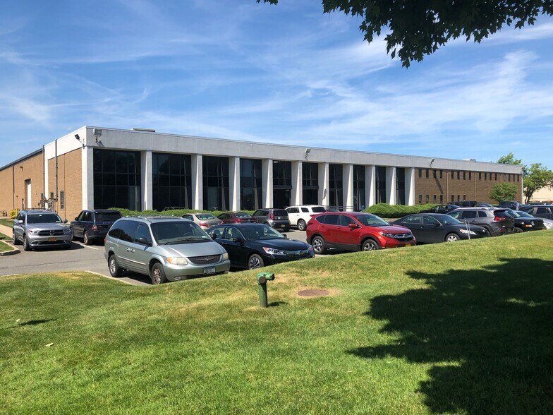 More Photos Of 270 Spagnoli Rd, Melville Office For Lease