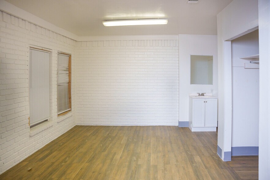 More Photos Of 6628 Crestway Dr, San Antonio Flex For Sale