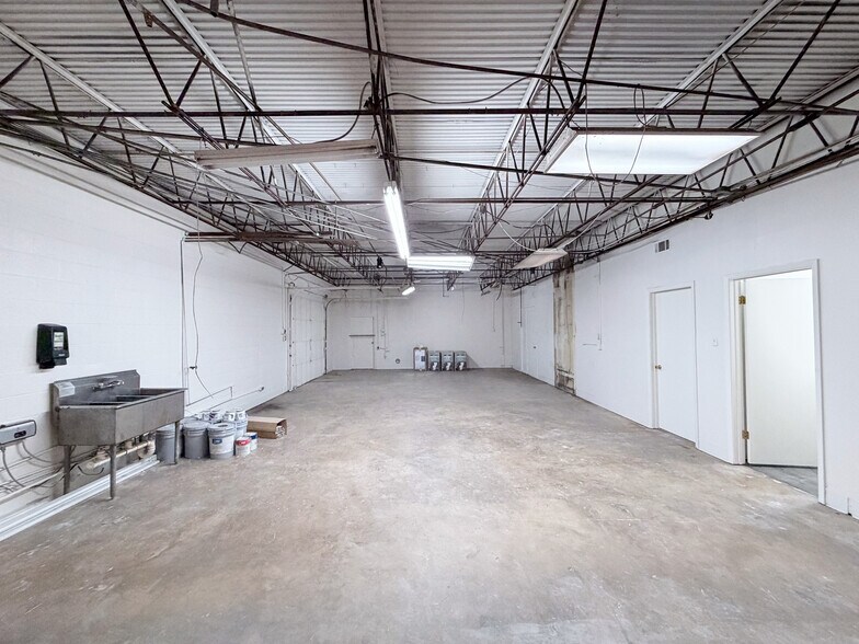 More Photos Of 511-513 W Rhapsody Dr, San Antonio Service For Lease