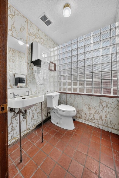 More Photos Of 5009 Xerxes Ave S, Minneapolis Auto Repair For Sale