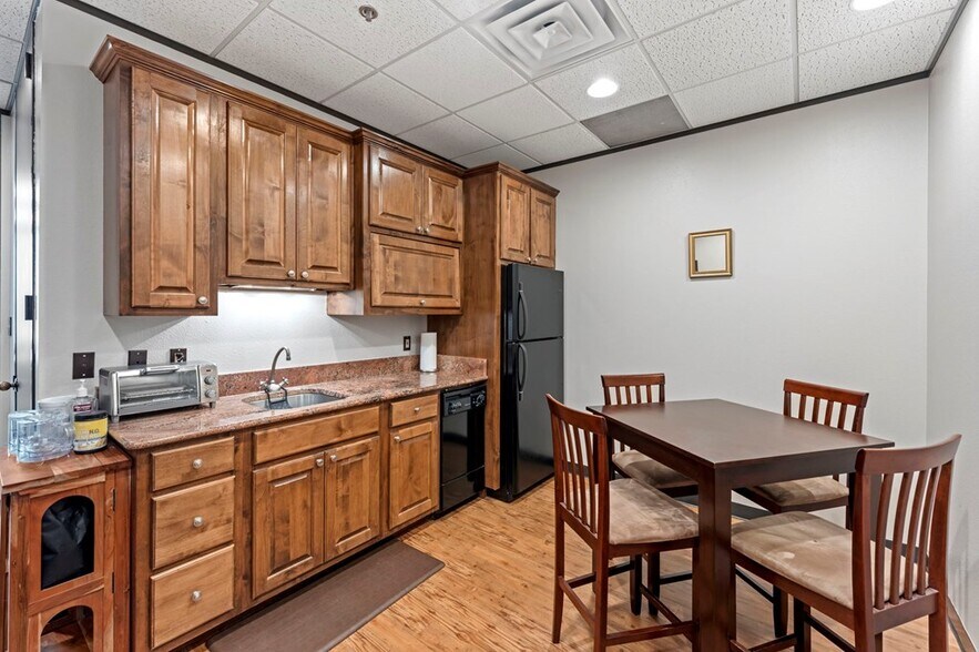 More Photos Of 222 S Sidney Baker St, Kerrville Office For Sale