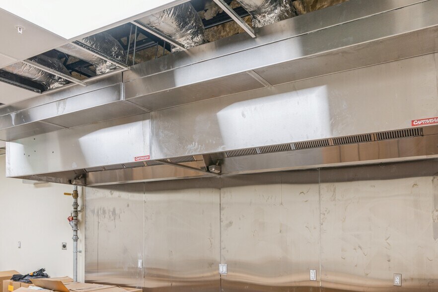 More Photos Of 462 John Ringling Blvd, Sarasota General Retail For Sale