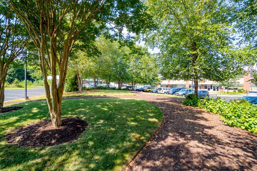 More Photos Of 915 Maple Grove Dr, Fredericksburg Office For Lease
