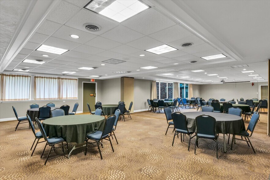 More Photos Of 1907 N Cunningham Ave, Urbana Hotel For Sale
