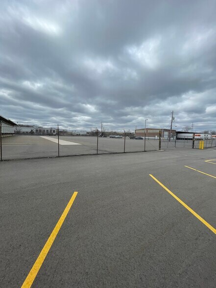 More Photos Of 819 W Carpenter Ave, Milwaukee Truck Terminal For Lease