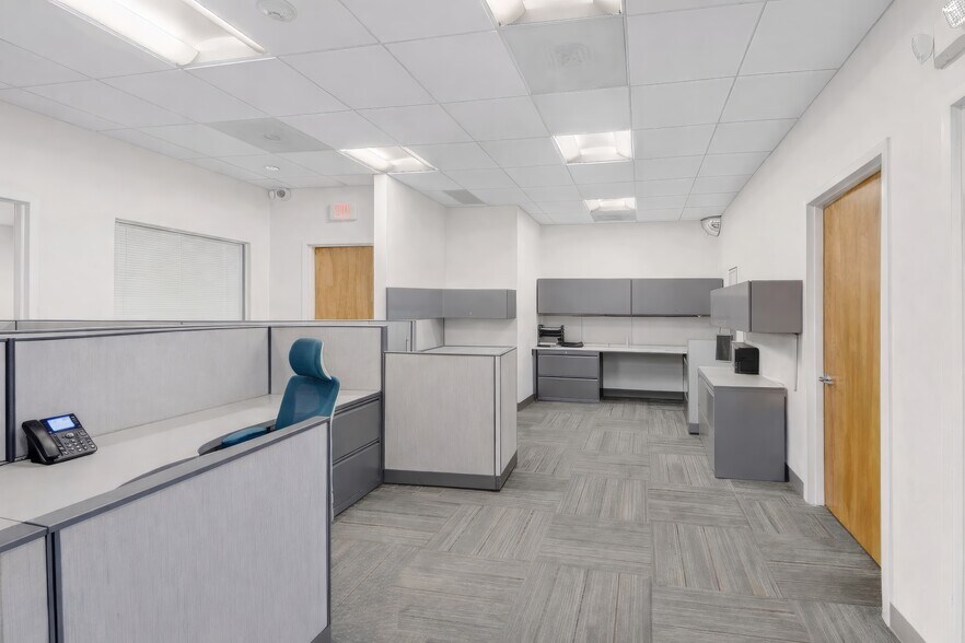 More Photos Of 2001 Central Park Ave, Yonkers Office For Sale