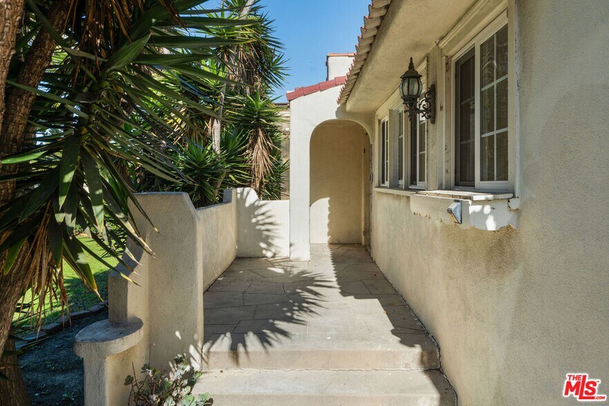 More Photos Of 3938 East Blvd, Los Angeles Multifamily For Sale