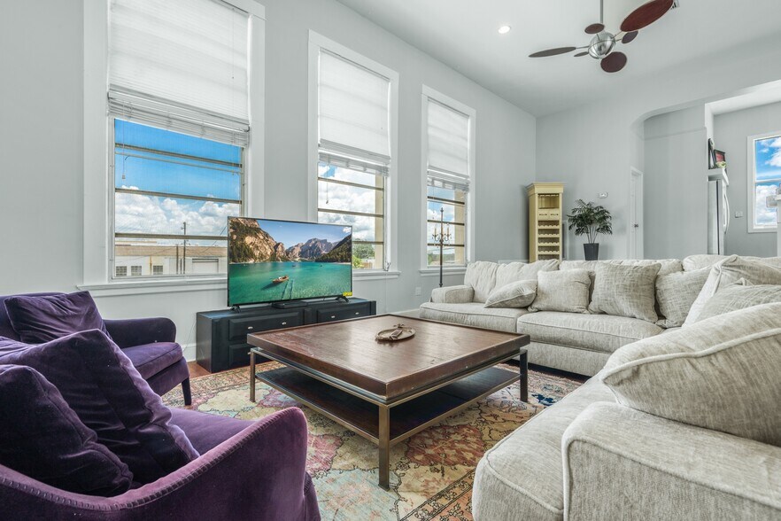 More Photos Of 47 W Wall St, Frostproof Loft Creative Space For Lease