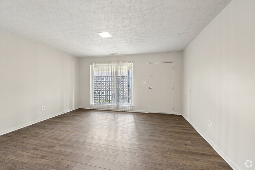 More Photos Of 1980-2016 Cambridge Dr, Lexington Apartments For Sale