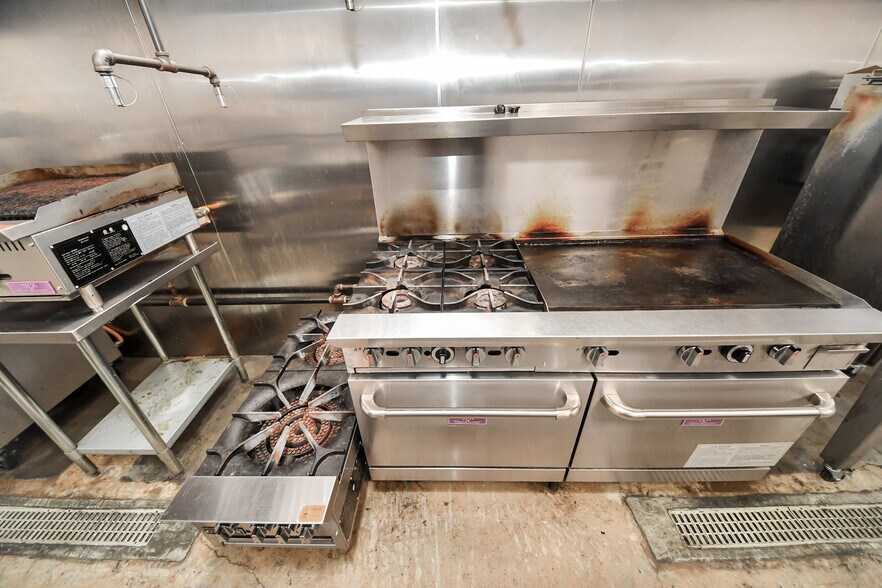 More Photos Of 30625 Kingsland Blvd, Brookshire Storefront For Sale