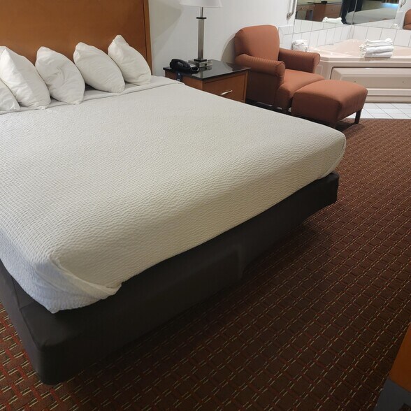 More Photos Of 3040 5th Ave S, Fort Dodge Hotel For Sale