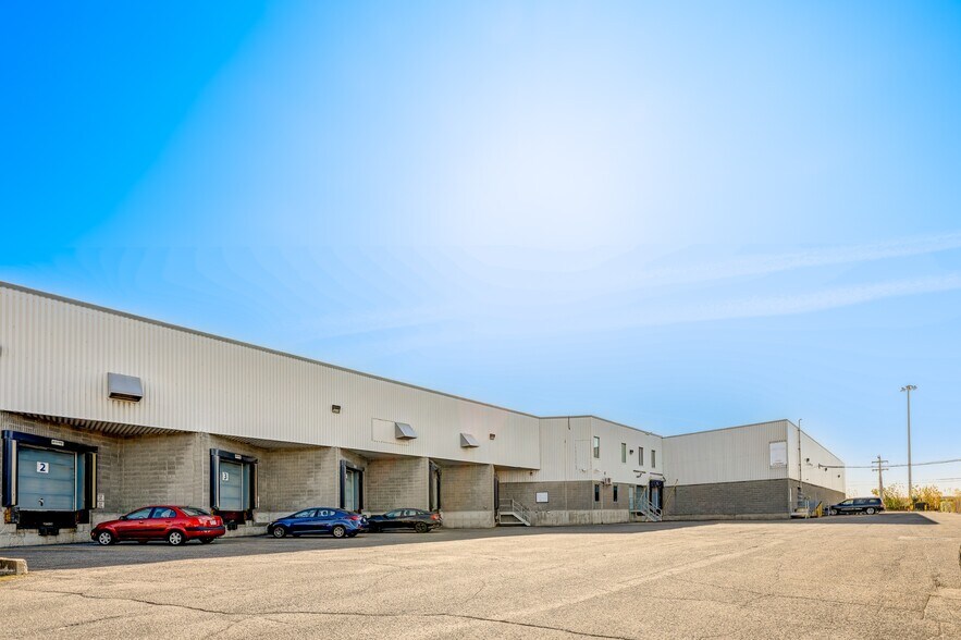 More Photos Of 8740-8878 Blvd Pie-IX, Montréal Warehouse For Lease