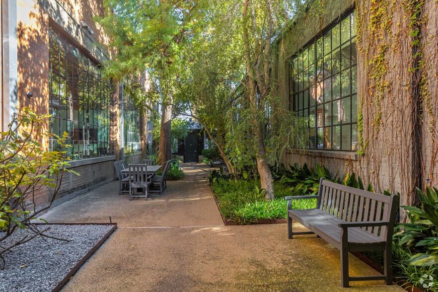 More Photos Of 4121 Commerce St, Dallas Unknown For Lease