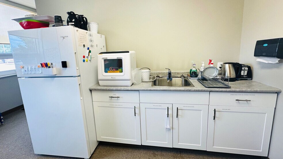 More Photos Of 601 7 St E, Drumheller Office For Sale