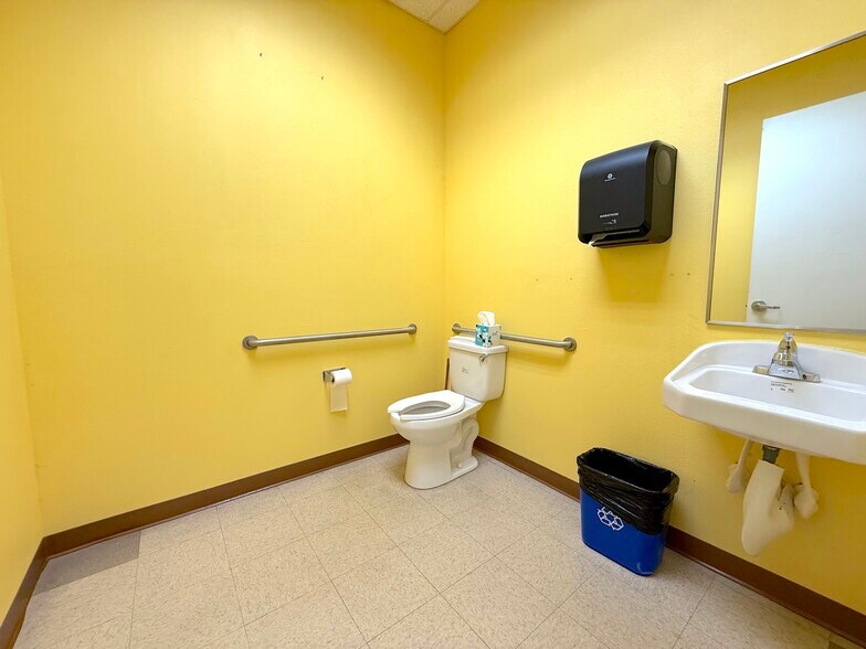 More Photos Of 1743 Park Center Dr, Orlando Medical For Lease