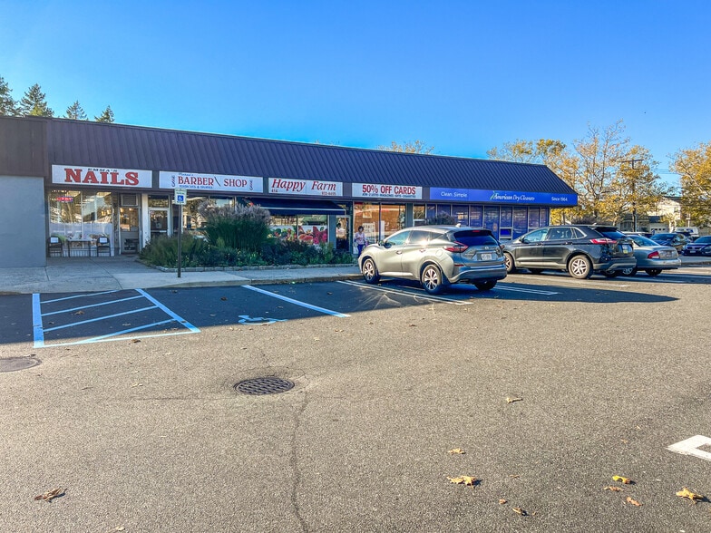 More Photos Of 410-2 S Oyster Bay Rd, Hicksville Freestanding For Lease