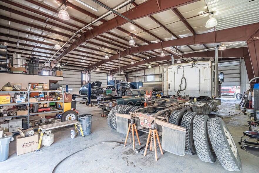 More Photos Of 6006 53 Av, Lloydminster Warehouse For Sale