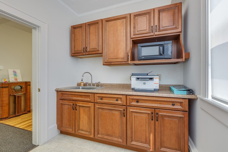 More Photos Of 84 Bay St, Manchester Office Residential For Lease