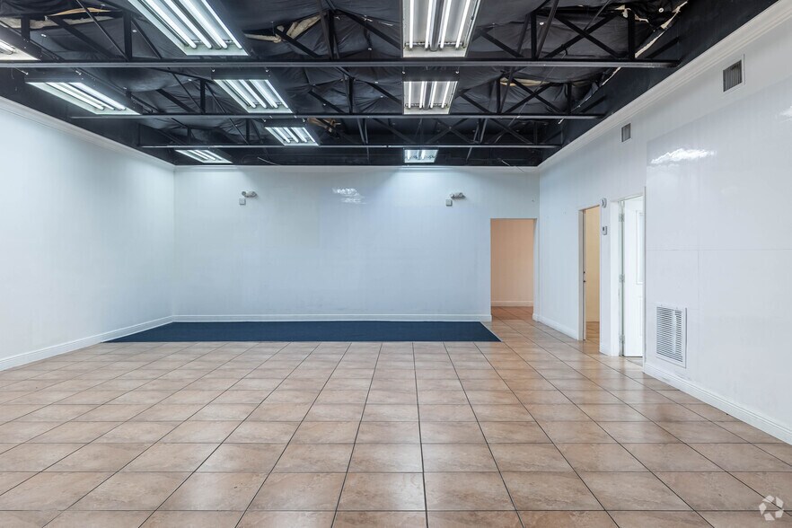 More Photos Of 2223 NW 26th Ave, Miami Warehouse For Lease