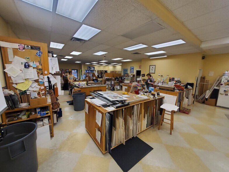 More Photos Of 1305 Floral Pky, Wilmington Freestanding For Lease