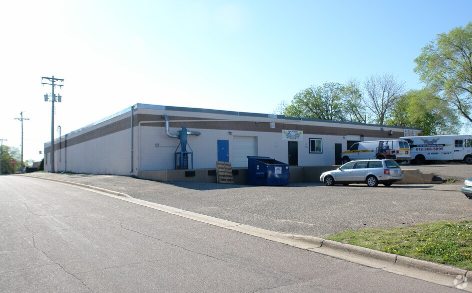 More Photos Of 9700-9710 S Humboldt Ave, Bloomington Warehouse For Lease