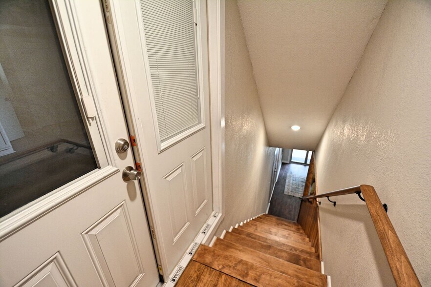 More Photos Of 1111 N Walnut Ave, New Braunfels Office For Lease