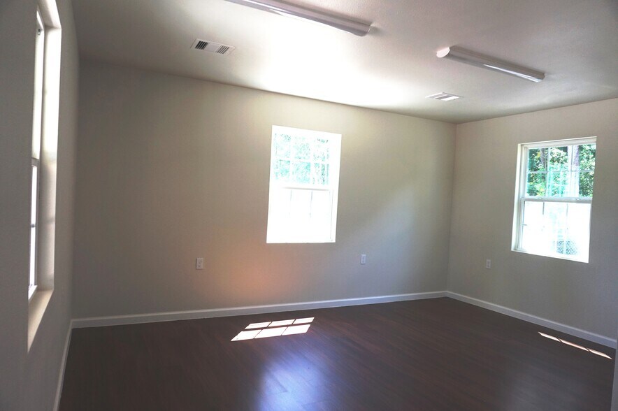 More Photos Of 18688 Summer Hills Blvd, Porter Light Manufacturing For Lease