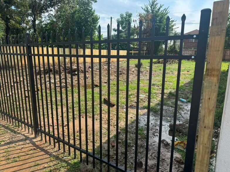 More Photos Of 3801 Delano St, Houston General Retail For Sale