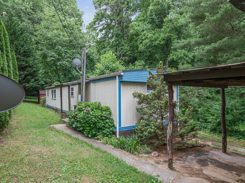 More Photos Of 40 Hemlock Hill Dr, Arden Manufactured Housing Mobile Home Park For Sale