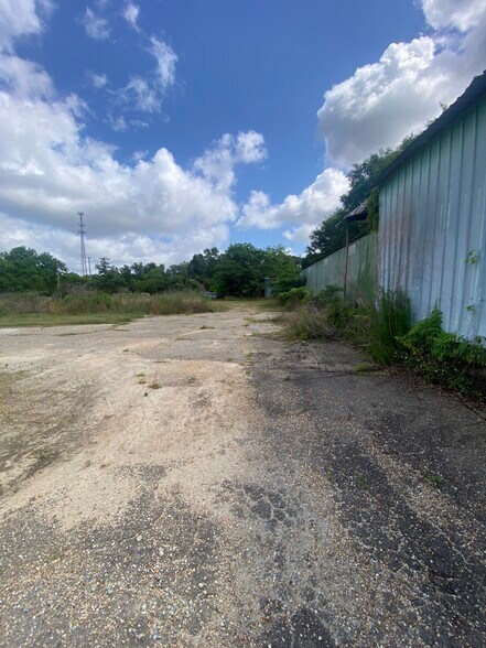 More Photos Of 928 White Ave, Graceville Light Manufacturing For Sale